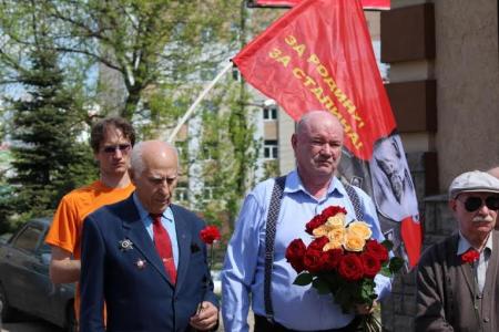 Крымские Коммунисты торжественно подняли Знамя Великой Победы
