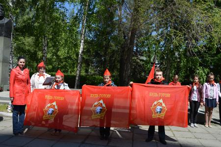 В День пионерии в Барнауле коммунисты организовали прием в пионеры