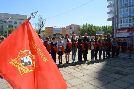 В День пионерии в Барнауле коммунисты организовали прием в пионеры
