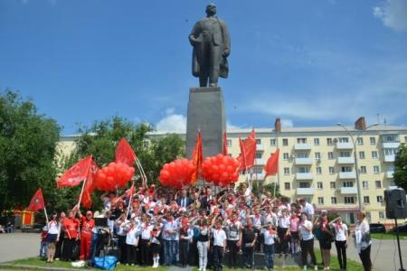 «Всегда будь готов!»: Торжественная линейка в честь Дня пионерии прошла в Ростове-на-Дону на площади В.И.Ленина