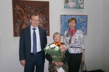 Чита. Депутат-коммунист Владимир Поздняков приобрёл акварели художницы Людмилы Выходцевой для детского дома забайкальской глубинки