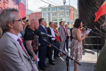 Москва: День Победы с Красным Знаменем!