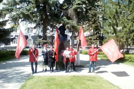 Республика Башкортостан. Коммунисты и комсомольцы Уфы возложили цветы к бюсту Карла Маркса