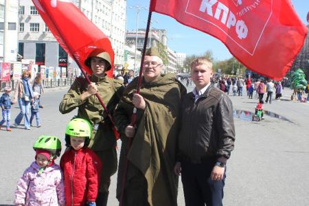 Свердловские коммунисты поздравили жителей Екатеринбурга с Днем Победы!