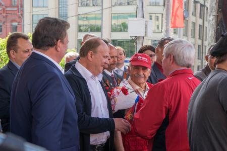 Москва: День Победы с Красным Знаменем!