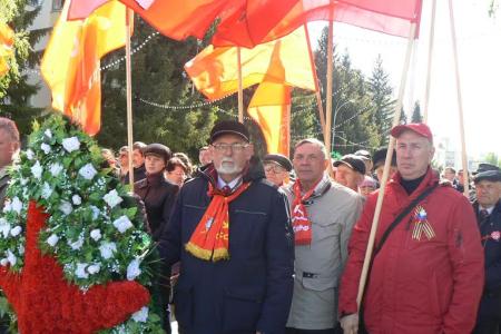 Курган. Коммунисты возложили венки к Вечному огню