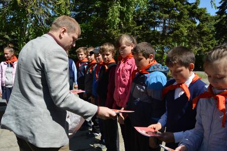 В День пионерии в Барнауле коммунисты организовали прием в пионеры