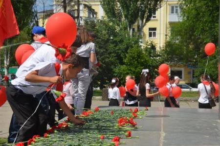 «Всегда будь готов!»: Торжественная линейка в честь Дня пионерии прошла в Ростове-на-Дону на площади В.И.Ленина