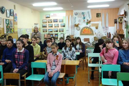 Коммунисты и комсомольцы Тамбовской области проводят в школах акцию «Знамя нашей Победы» 