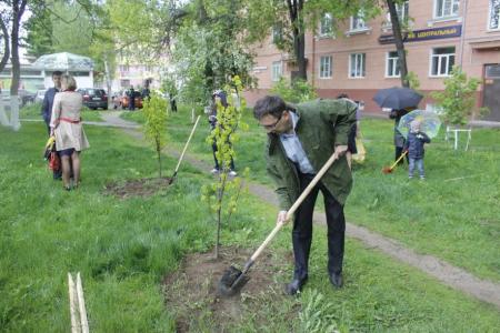 Ярославские коммунисты приняли участие в восстановлении аллеи памяти