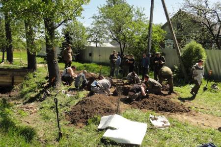 Подольские коммунисты приняли участие в эксгумации останков красноармейцев, погибших в Великой Отечественной войне