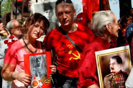 Ярославцы в "Бессмертном полку" пронесли портреты героев пионеров и комсомольцев