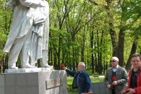 Белгородские коммунисты возложили цветы к памятнику Карлу Марксу и Фридриху Энгельсу