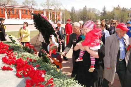 Амурская область. Делегация КПРФ приняла участие в торжественном возложении цветов на площади Победы в Благовещенске