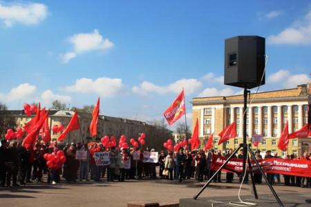 Новгородские коммунисты поздравили горожан с Днём солидарности трудящихся