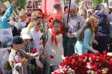 Ярославцы в "Бессмертном полку" пронесли портреты героев пионеров и комсомольцев