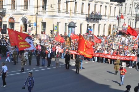В День Победы в Санкт-Петербурге состоялось шествие колонны коммунистов, ветеранов и комсомольцев по Невскому проспекту