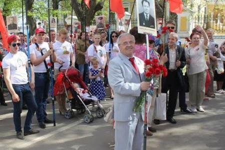 Ярославцы в "Бессмертном полку" пронесли портреты героев пионеров и комсомольцев