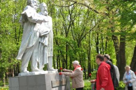 Белгородские коммунисты возложили цветы к памятнику Карлу Марксу и Фридриху Энгельсу