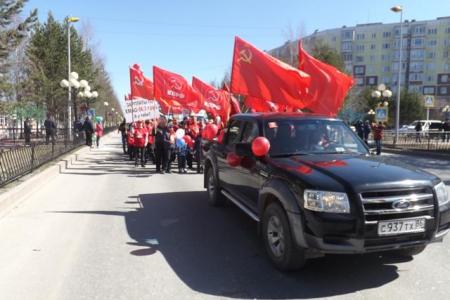 ХМАО-Югра, Нягань. В Первомайской колонне КПРФ - напоминание о главном