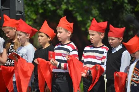 «Всегда будь готов!»: Торжественная линейка в честь Дня пионерии прошла в Ростове-на-Дону на площади В.И.Ленина