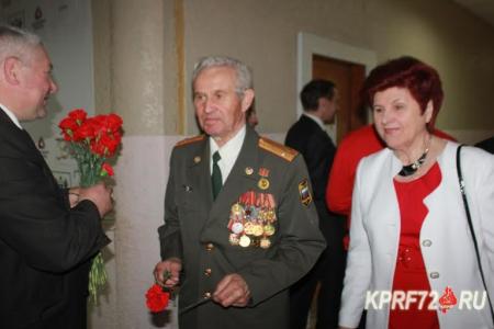 Триста одна гвоздика - для победителей! Тюменские коммунисты поздравили городской клуб ветеранов