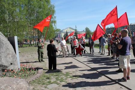 Псковские коммунисты возложили венки Славы к памятнику псковским партизанам и к Могиле Неизвестного солдата