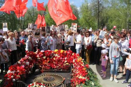 Ярославцы в "Бессмертном полку" пронесли портреты героев пионеров и комсомольцев