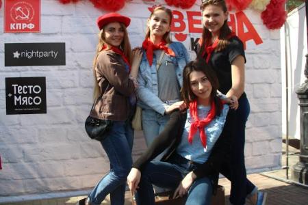 «Весна красна!». Челябинские коммунисты подарили жителям города праздник