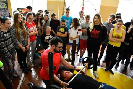 Марьяна Наумова, спортсменка Спортклуба КПРФ, посетила школы Донбасса