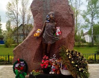 Новгородские коммунисты взяли на контроль ситуацию с разрушающимся памятником в деревне Лычково