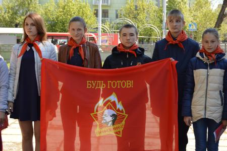 В День пионерии в Барнауле коммунисты организовали прием в пионеры
