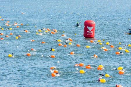 Более 1000 участников собралось на «Кубок чемпионов» по плаванию на открытой воде, организованный спортклубом КПРФ!