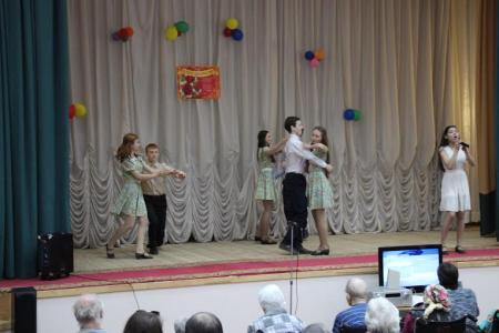 Удмуртская Республика. Комсомольцы Ижевска провели концерт-поздравление ветеранов и детей войны с Днём Победы