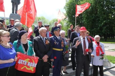 В День Победы коммунисты Кабардино-Балкарии возложили цветы к Вечному огню и памятнику В.И. Ленину