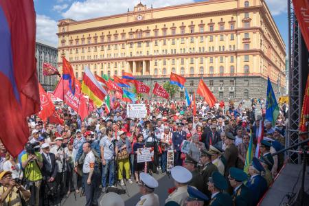 Москва: День Победы с Красным Знаменем!