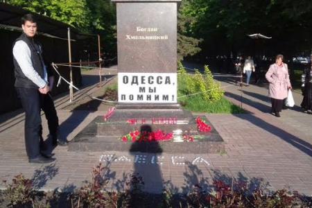 Белгородские комсомольцы почтили память сожжённых заживо борцов с фашизмом в Одесском Доме профсоюзов 2 мая 2014 года