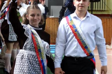До свиданья, школа! Депутат-коммунист Н.Н. Иванов принял участие в празднике последнего звонка