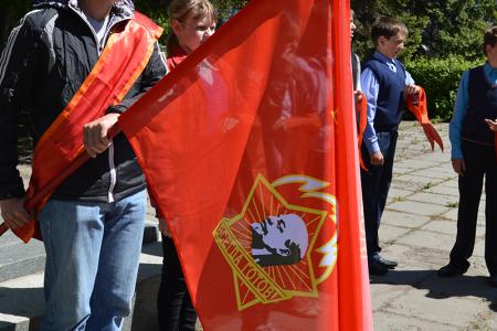 В День пионерии в Барнауле коммунисты организовали прием в пионеры