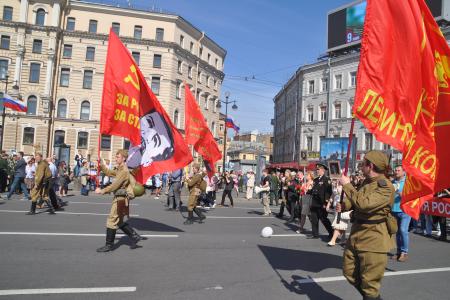 В День Победы в Санкт-Петербурге состоялось шествие колонны коммунистов, ветеранов и комсомольцев по Невскому проспекту