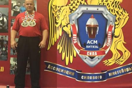 Рекордсмен Европы и России по жиму штанги, член КПРФ Денис Оглоблин выиграл Кубок Мира