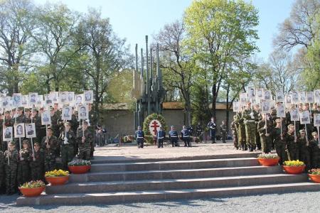Псковские коммунисты возложили венки Славы к памятнику псковским партизанам и к Могиле Неизвестного солдата