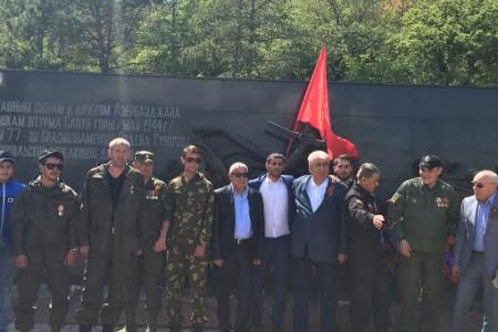 Первый секретарь Севастопольского горкома КПРФ В.М. Пархоменко в преддверии Дня Победы посетил памятник 77–й Азербайджанской гвардейской дивизии