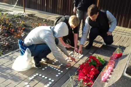 Белгородские комсомольцы почтили память сожжённых заживо борцов с фашизмом в Одесском Доме профсоюзов 2 мая 2014 года
