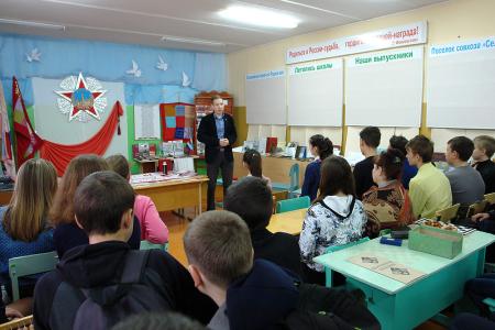 Коммунисты и комсомольцы Тамбовской области проводят в школах акцию «Знамя нашей Победы» 