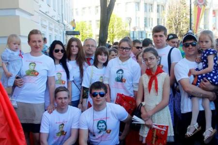 Ярославцы в "Бессмертном полку" пронесли портреты героев пионеров и комсомольцев