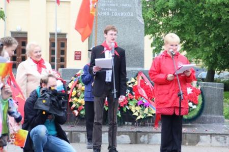 Коммунисты провели праздник пионерии в Великом Новгороде