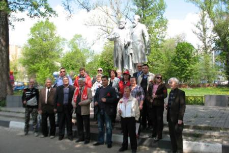 Белгородские коммунисты возложили цветы к памятнику Карлу Марксу и Фридриху Энгельсу
