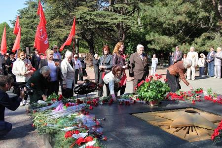 Республика Крым. Коммунисты шествием и митингом отпраздновали День Победы 