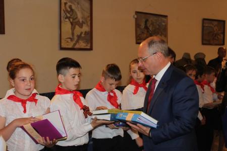 Воронежская область. Красные галстуки ярко горят